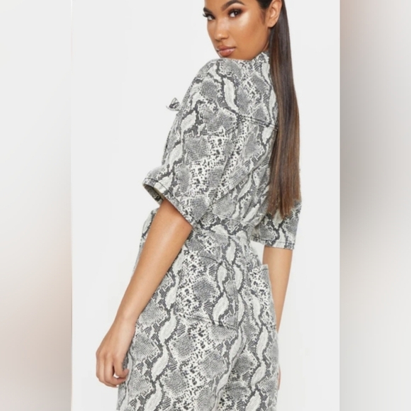 Size 12 PrettyLittleThing Snakeskin Print Belted Romper - Picture 2 of 5